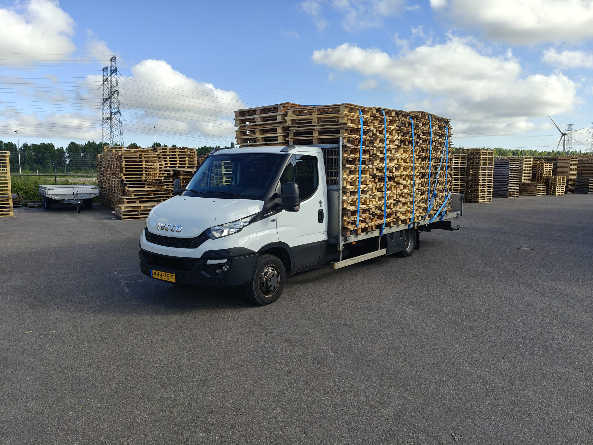 Eigen wagenpark van De Palletman: Iveco vrachtwagen vol geladen met gebruikte pallets.
